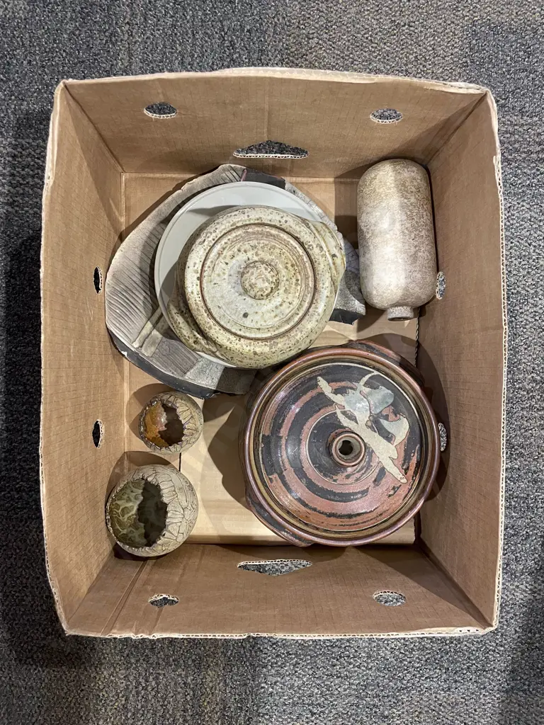 Box of Assorted Pottery Image 1++