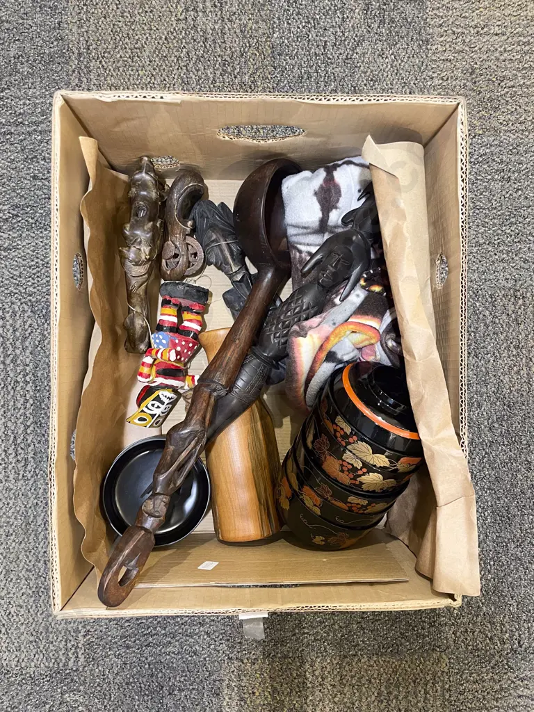 Box of Assorted Tourist Ware etc Image 1++