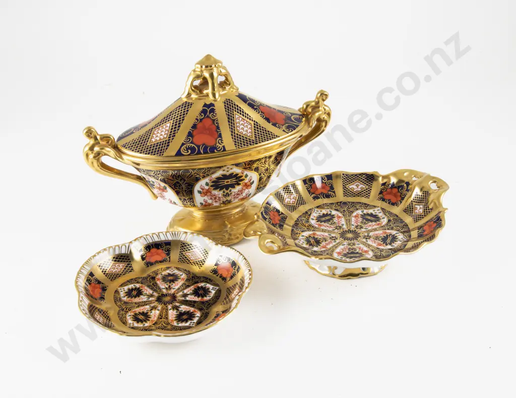 Small Royal Crown Derby Lidded Urn Image 1++