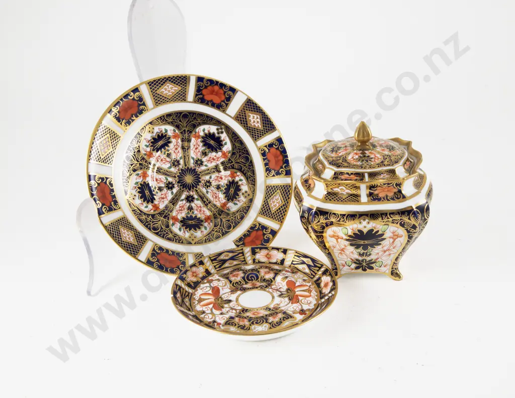 Royal Crown Derby Lidded Box & Two Saucers Image 1++