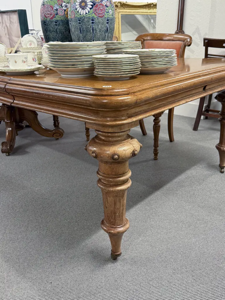 Fine Quality Vict Oak Extension Dining Table & Eight Chairs Image 1++