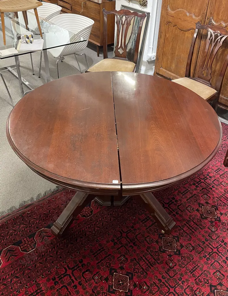 An Attractive Set of Six Geo III Mahogany Dining Chairs with Three Leaf Circular Extension Table Image 1++