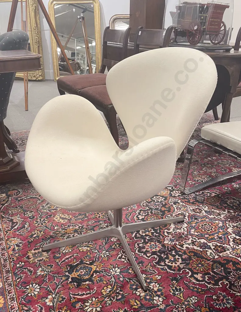 Fritz Hansen Swan Chair Designed by Arne Jacobsen Image 1++
