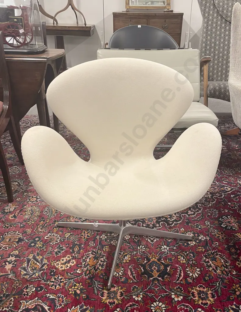 Fritz Hansen Swan Chair Designed by Arne Jacobsen Image 1++