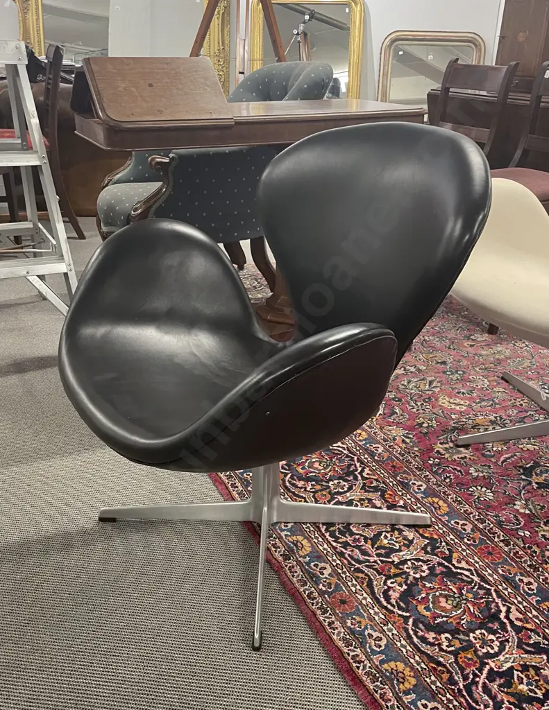Fritz Hansen Swan Chair Designed by Arne Jacobsen Image 1++