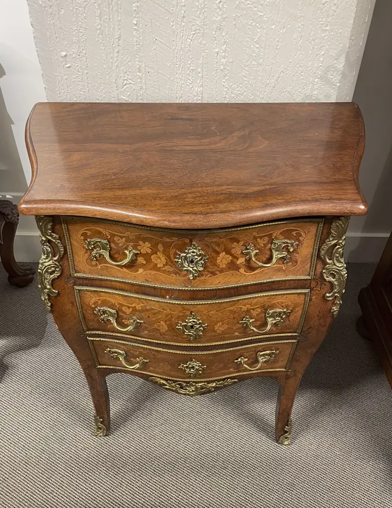 An Attractive Late C19th French Kingwood Marquetry & Ormulu Mounted Bombe Chest of Drawers Image 1++
