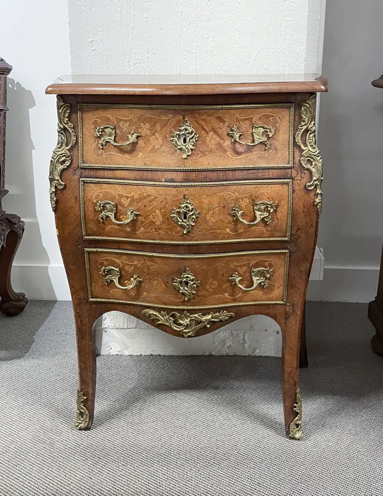 An Attractive Late C19th French Kingwood Marquetry & Ormulu Mounted Bombe Chest of Drawers Image 1++