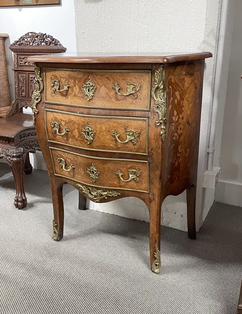 An Attractive Late C19th French Kingwood Marquetry & Ormulu Mounted Bombe Chest of Drawers Image 1++