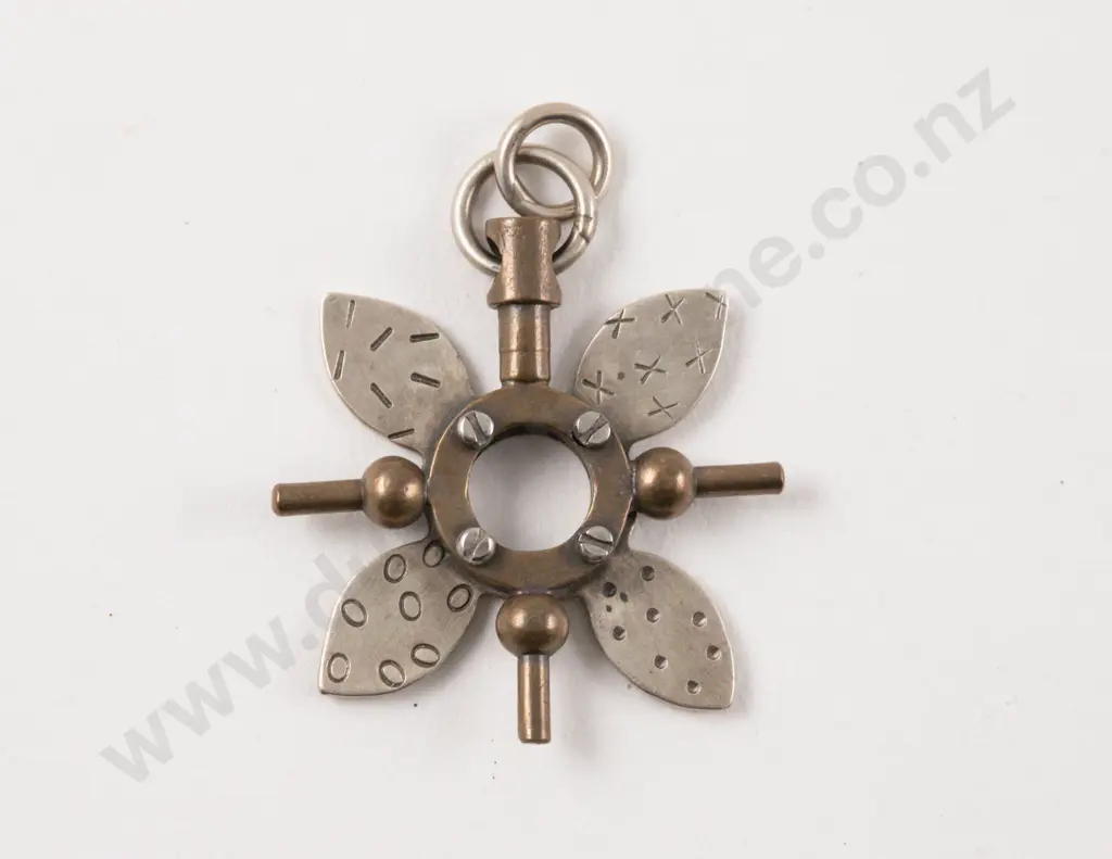 American Jeweller Thomas Mann Petals Pendant Image 1++