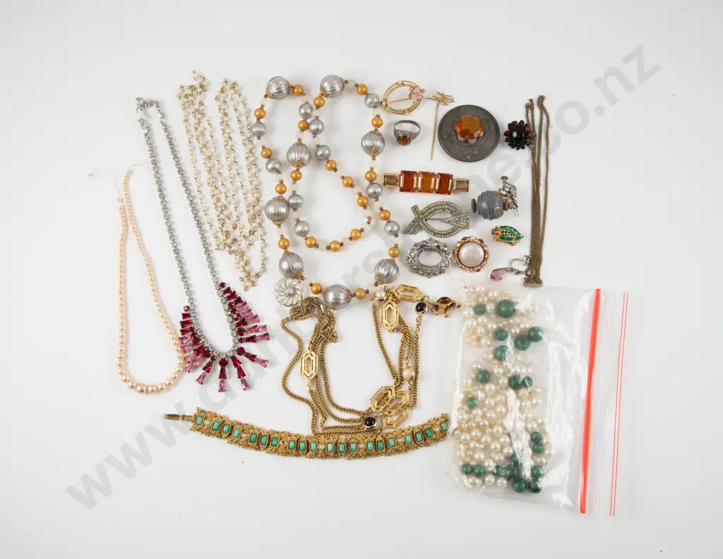 Collection of Assorted Costume Jewellery and Loose Beads Image 1++