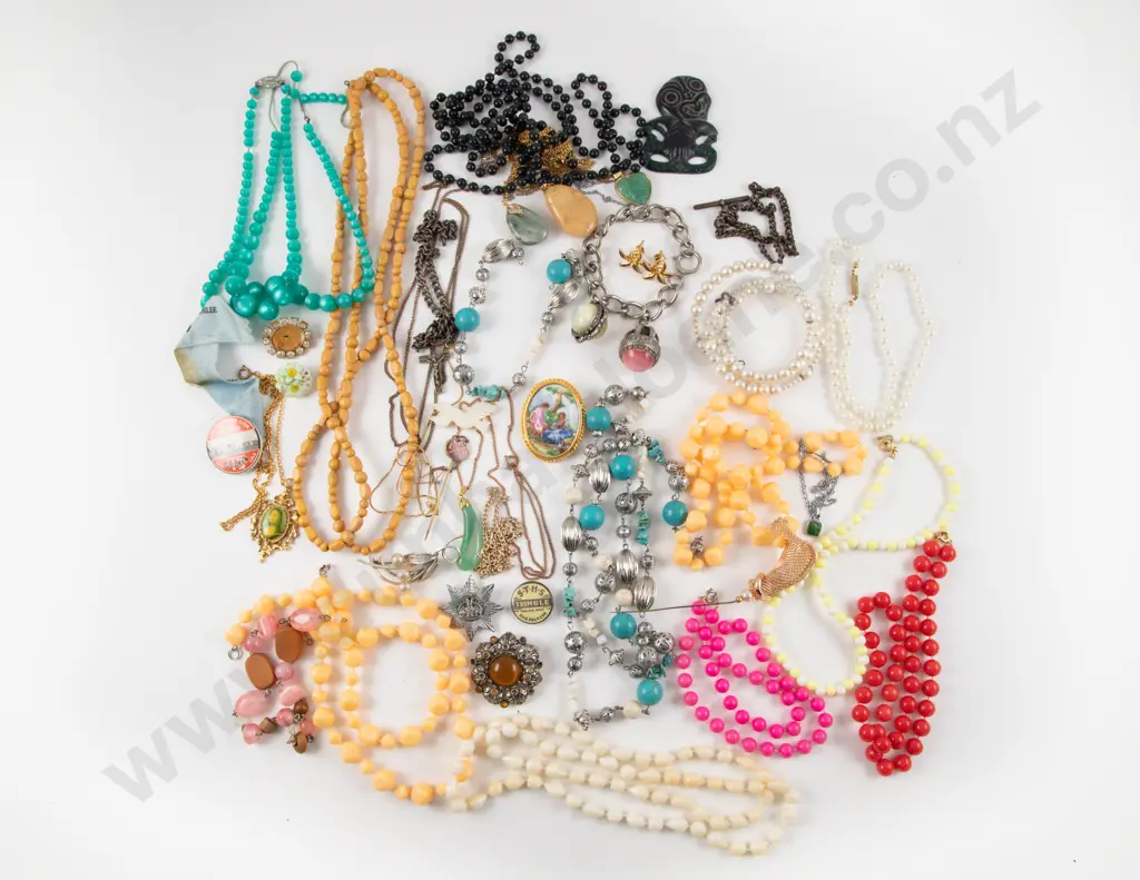 Collection of Assorted Costume Jewellery Image 1++