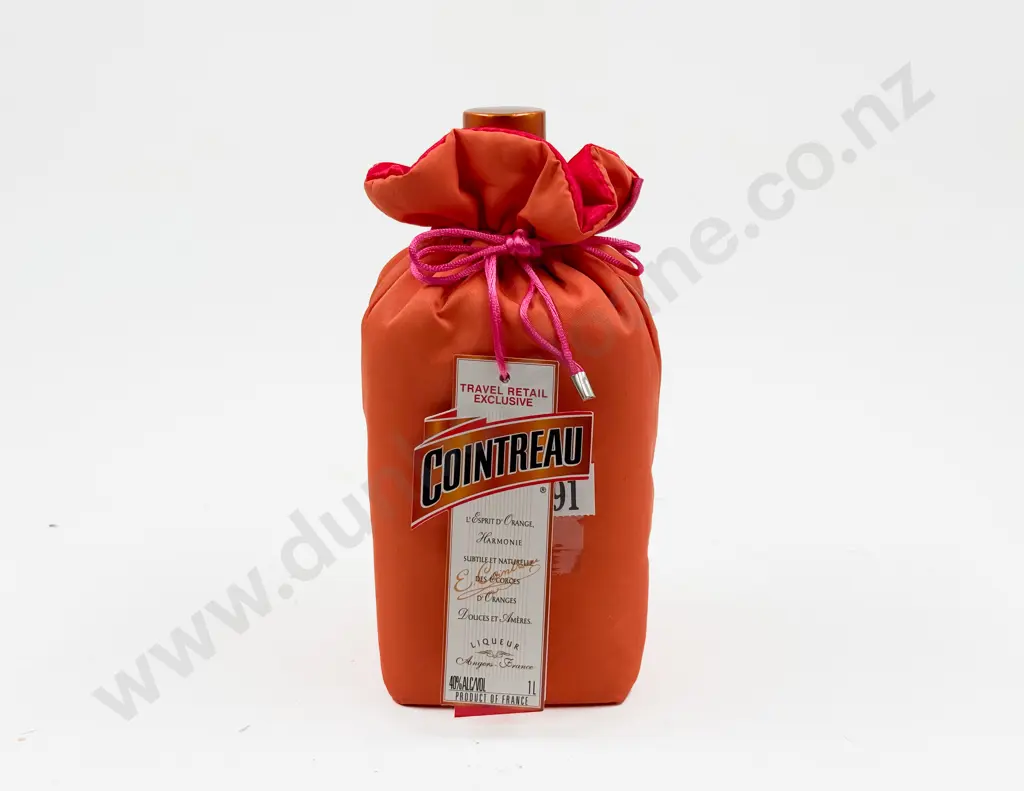 Cointreau in Presentation Bag Image 1++