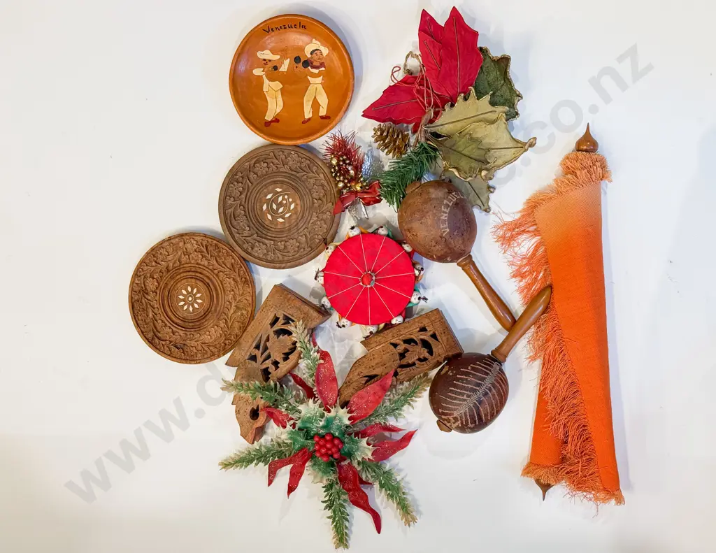 Quantity of Assorted Tourist Ware Ornaments etc Image 1++