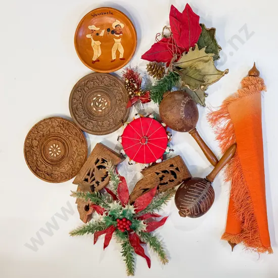 Quantity of Assorted Tourist Ware Ornaments etc