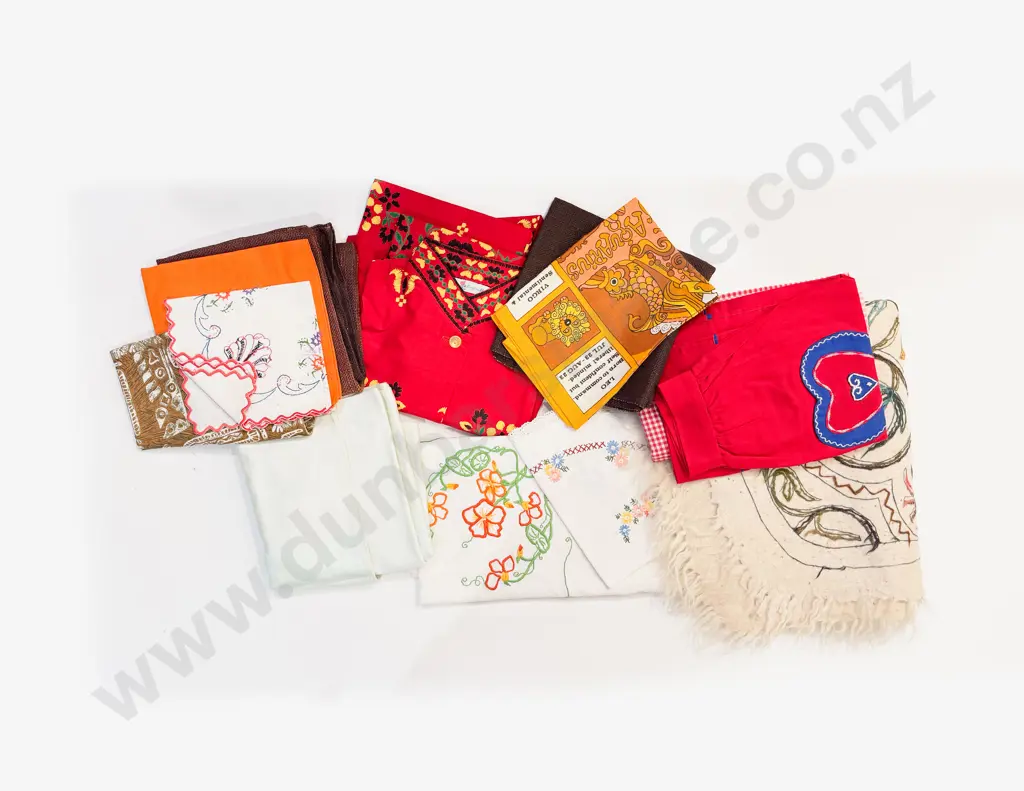 Quantity of Assorted Table Linen etc Image 1++