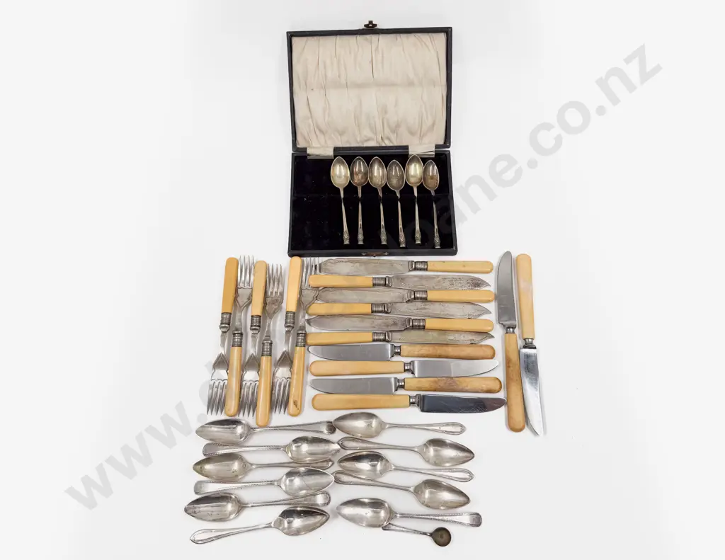 Quantity of Assorted S/P Cutlery Image 1++