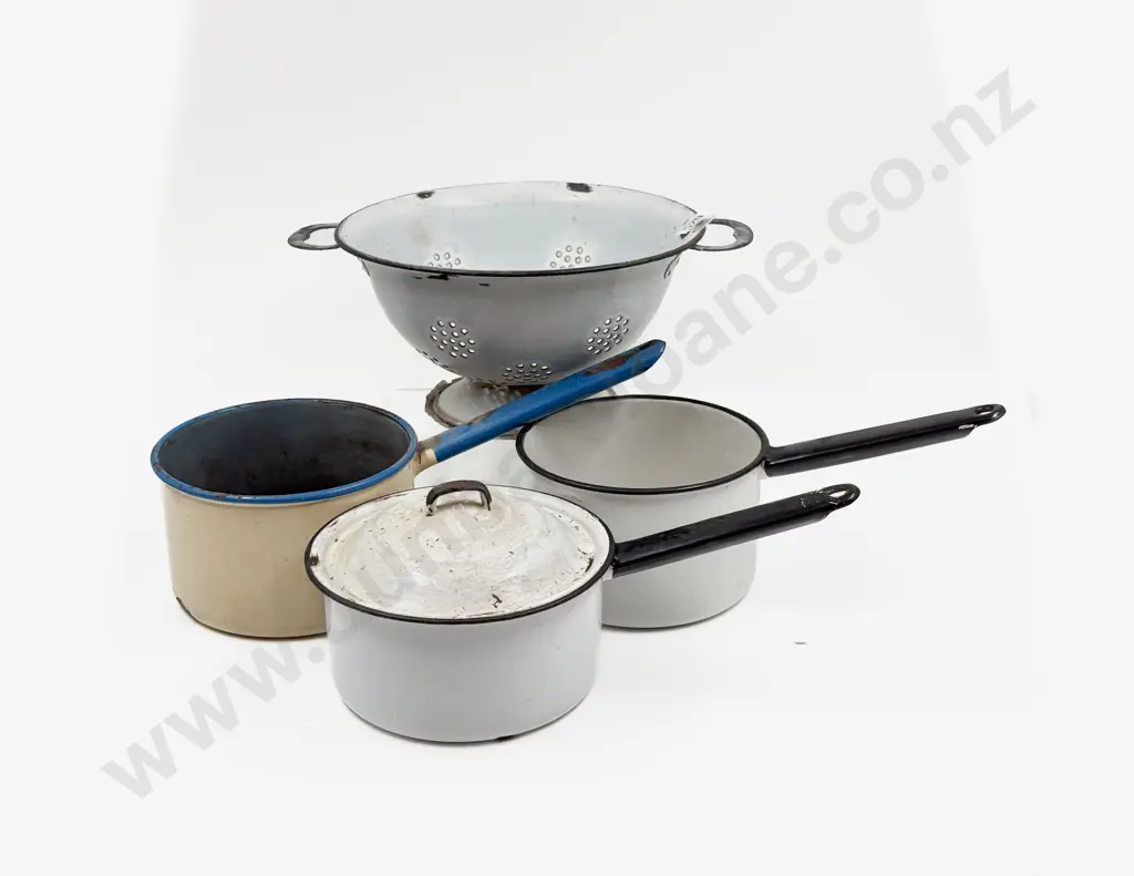 Quantity of Assorted Vintage Enamel Cookware Image 1++
