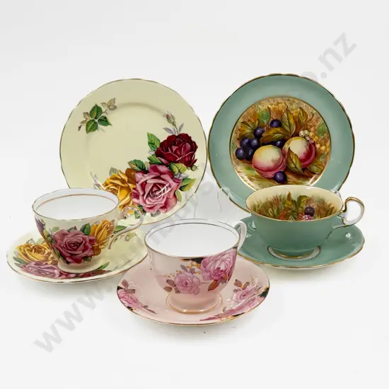 Small Quantity of Aynsley Cup & Saucers