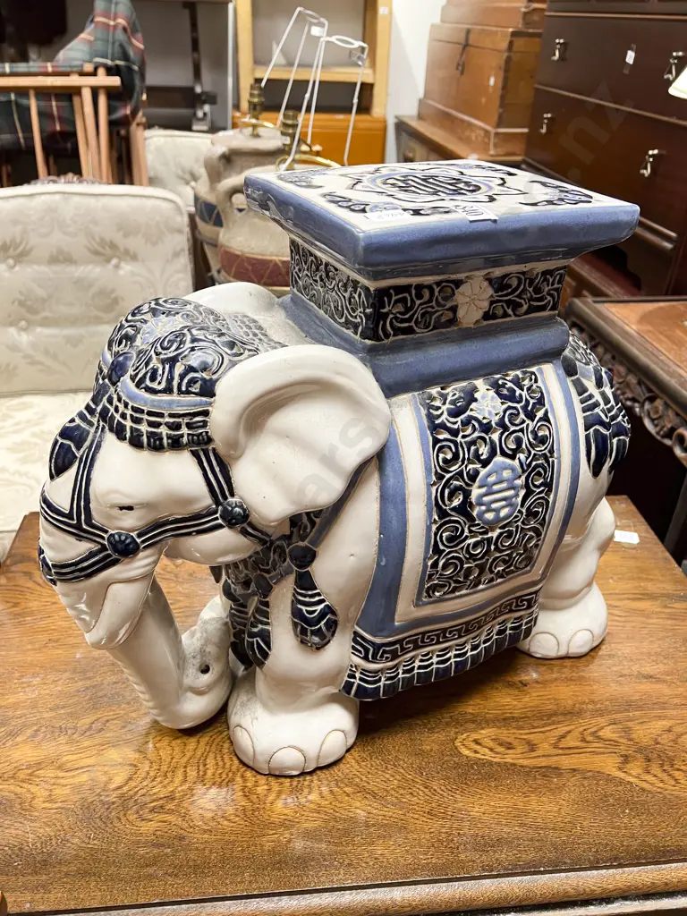 Elephant Form Plant Stand Image 1++