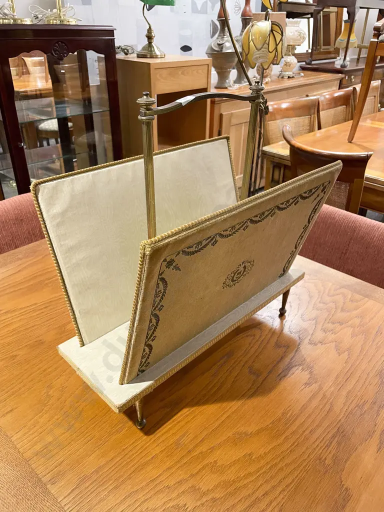 French Magazine Stand Image 1++