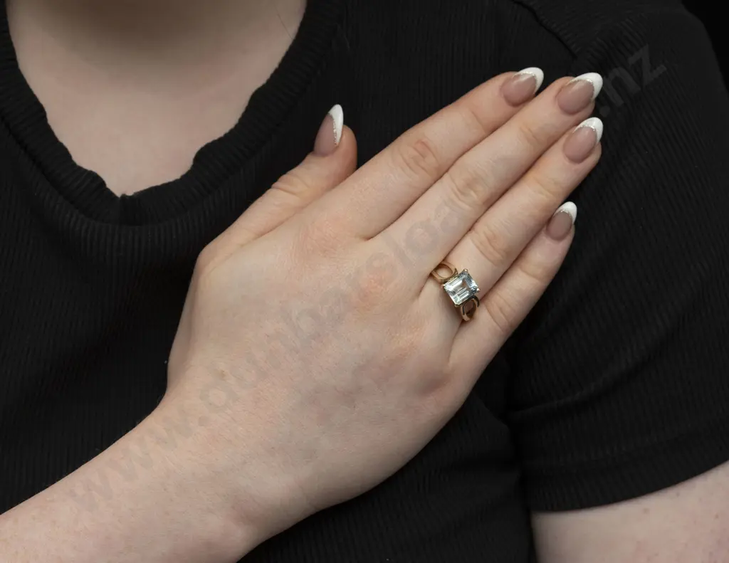 18ct Single Stone Aquamarine Dress Ring Image 1++