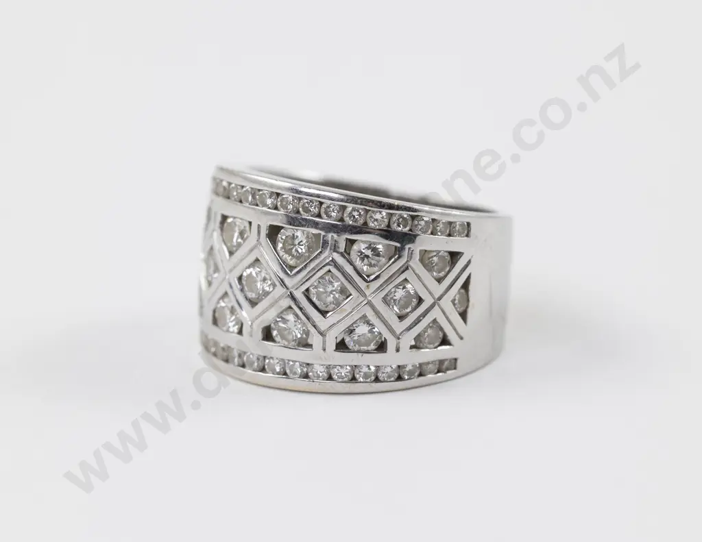18ct White Gold 57Stone Diamond Fancy Band Ring Image 1++