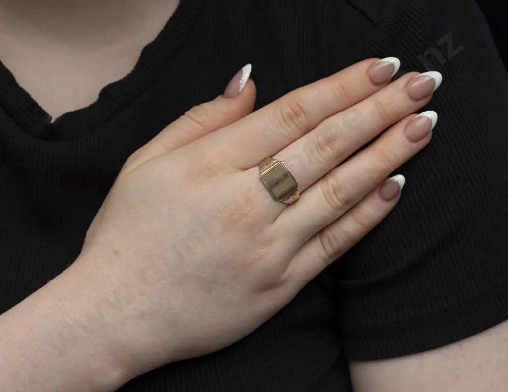 9ct Plain Signet Ring Image 1++