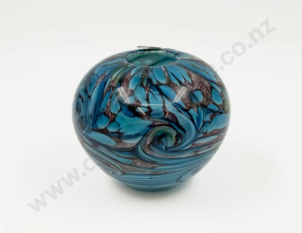 NZ Art Glass Vase "Venus" Image 1++