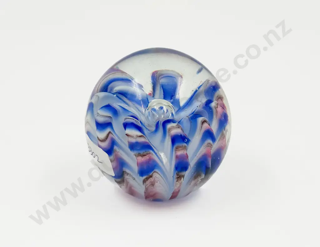 NZ Art Glass Paperweight in Presentation Box Image 1++