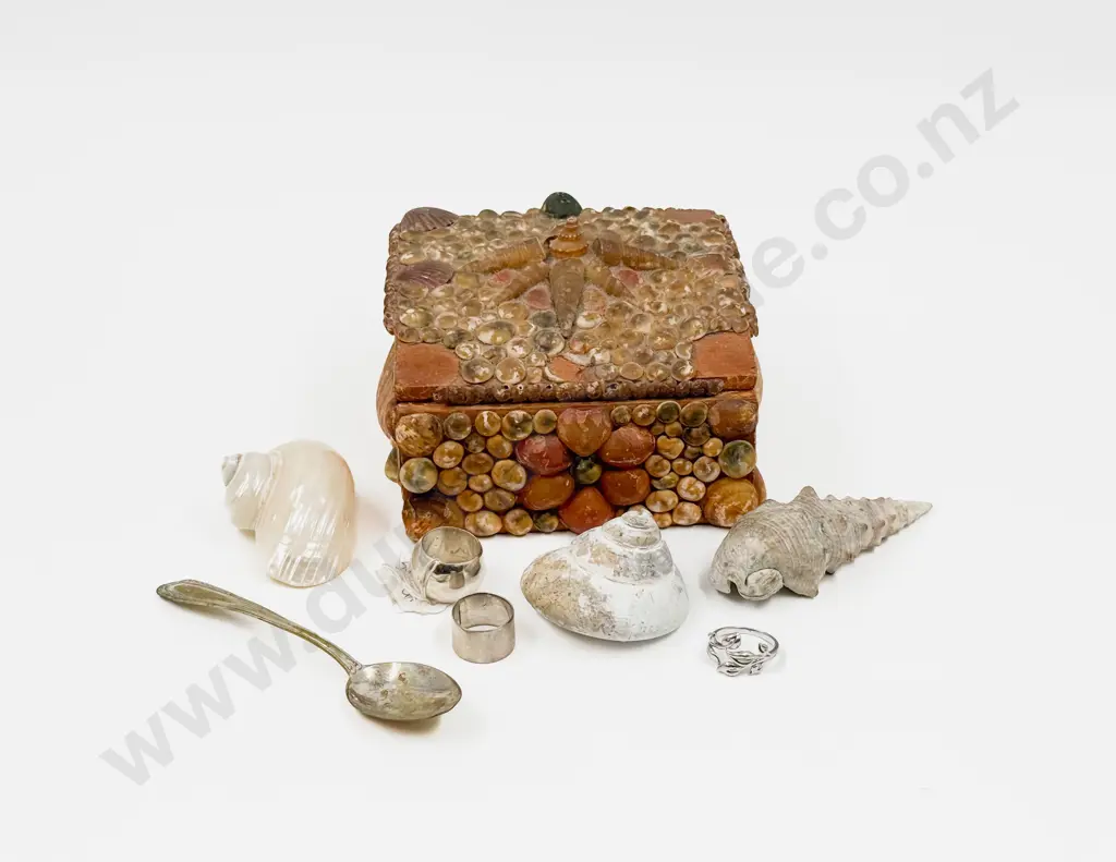 Vintage Shell Art Trinket Box Image 1++