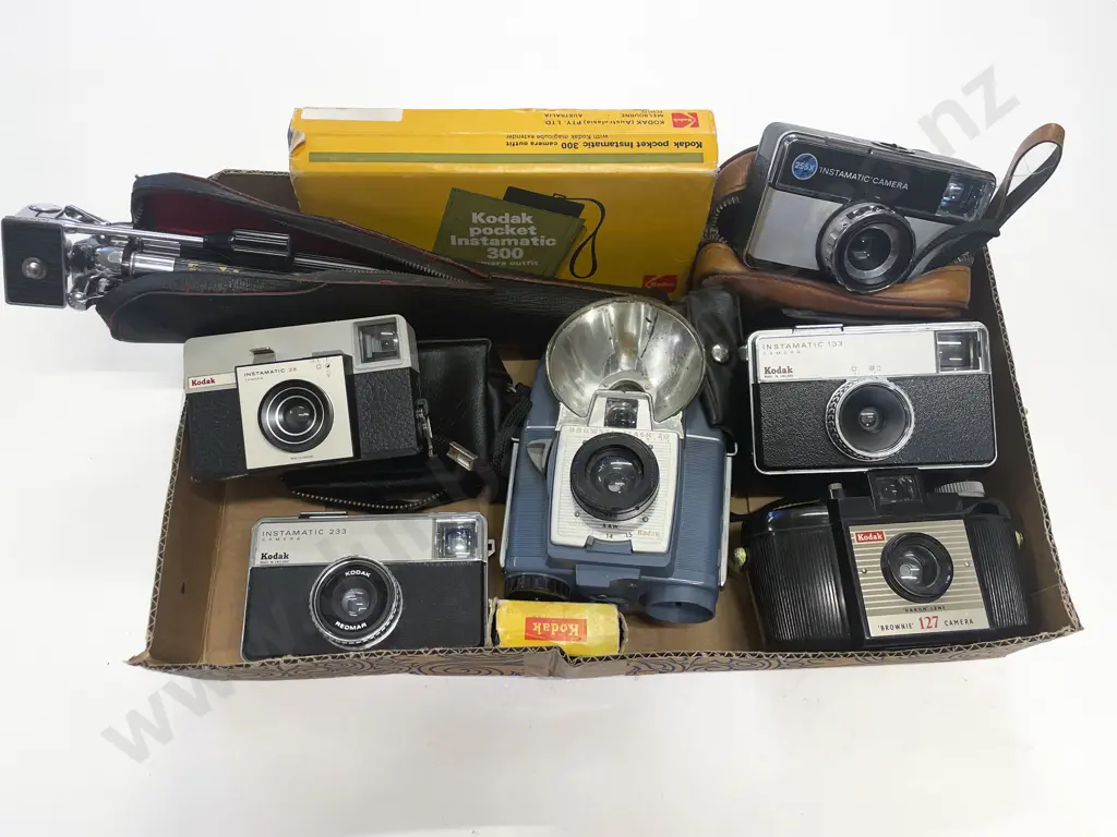 Qty of Assorted Vintage Cameras Image 1++