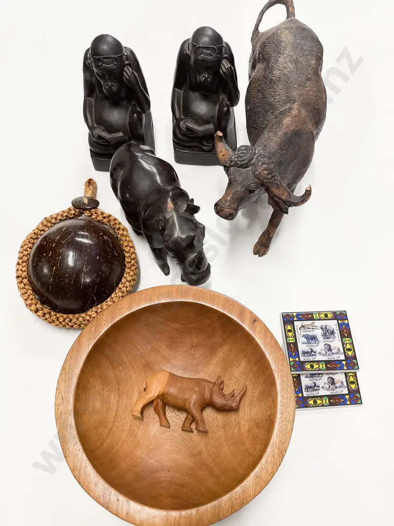 Kava Bowl together with Assorted Animal Ornaments Image 1++