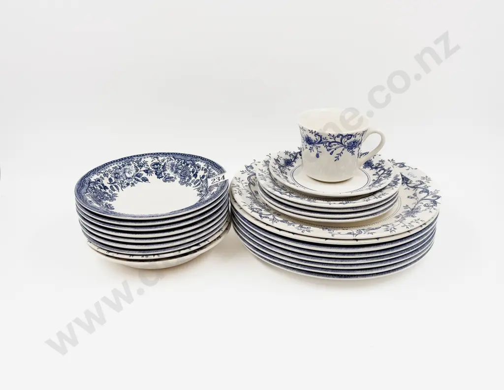 Qty of Assorted Blue and White China Image 1++