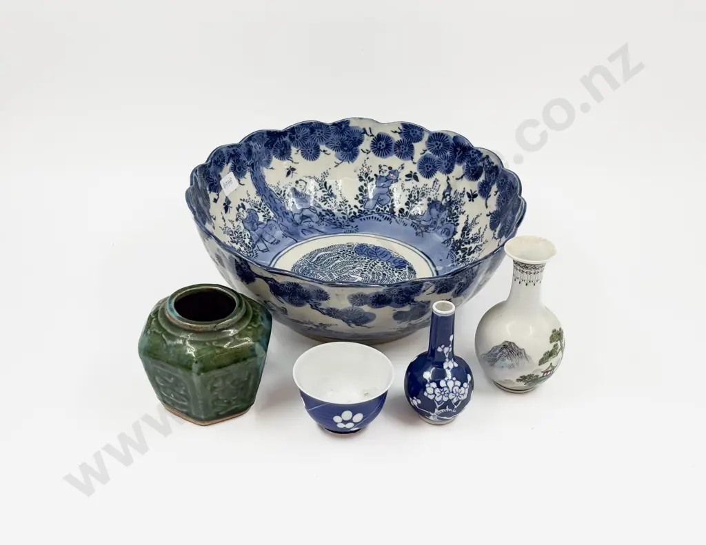 Large Chinese Blue and White Bowl with Assorted Image 1++