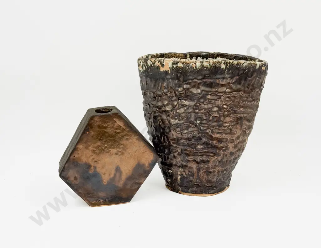 Two NZ Pottery Vases Image 1++