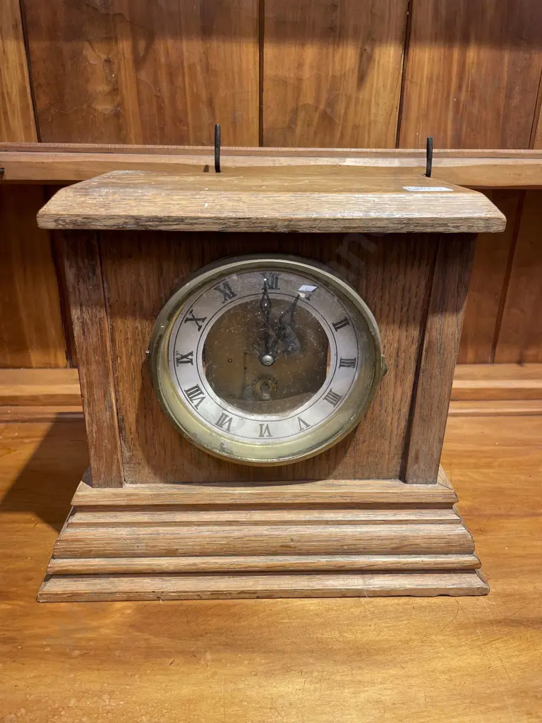Oak Cased Mantle Clock Image 1++