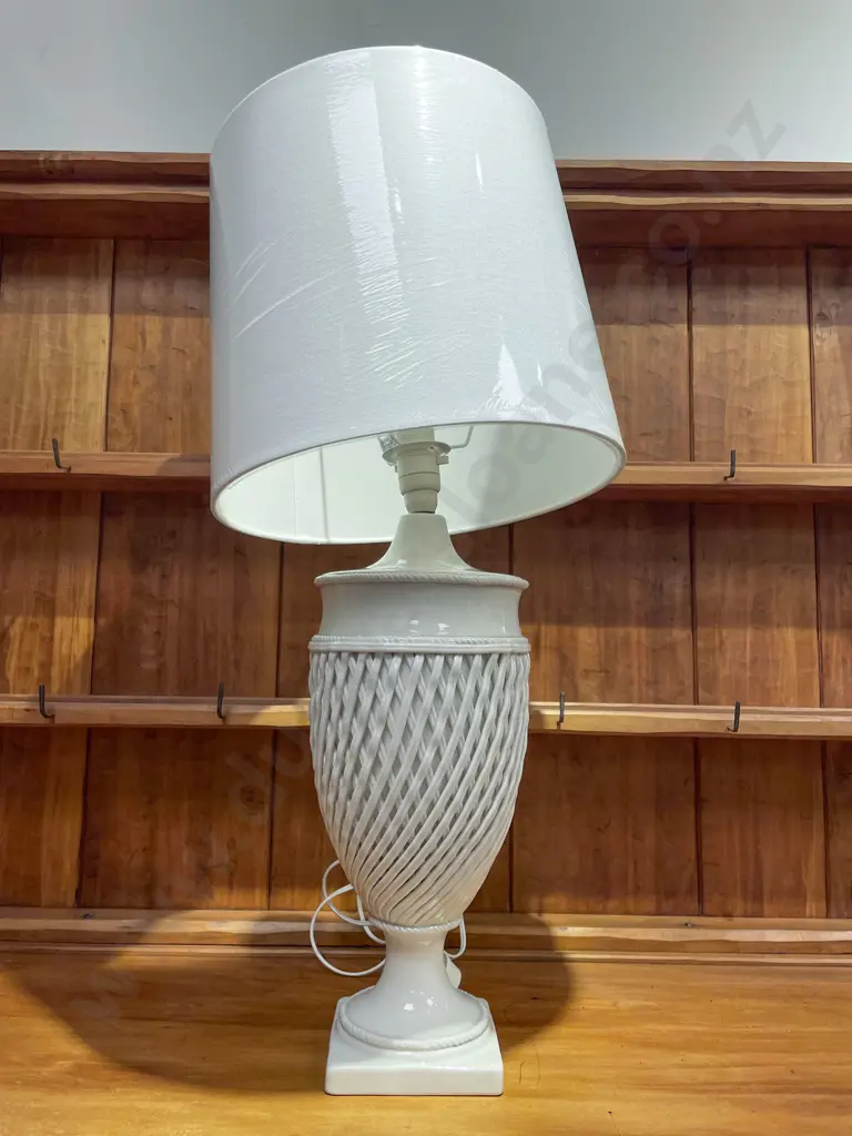 Ceramic Vase Form Table Lamp Image 1++