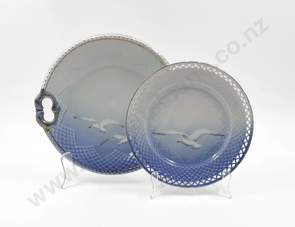 B & G Handled Dish & Smaller Image 1++