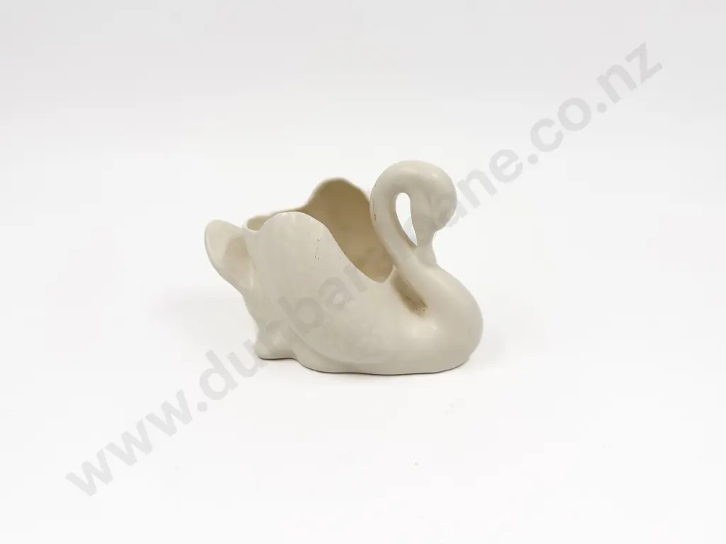 Crown Lynn Small Swan No. 154 Image 1++
