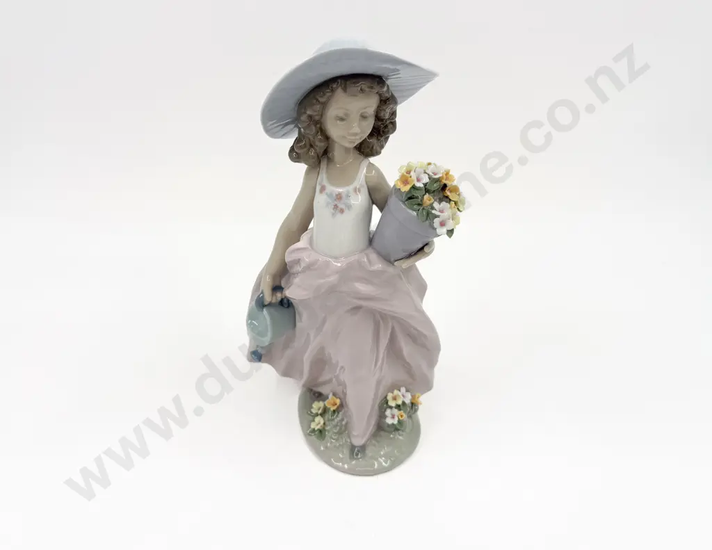 Lladro Figure of A Flower Girl Image 1++