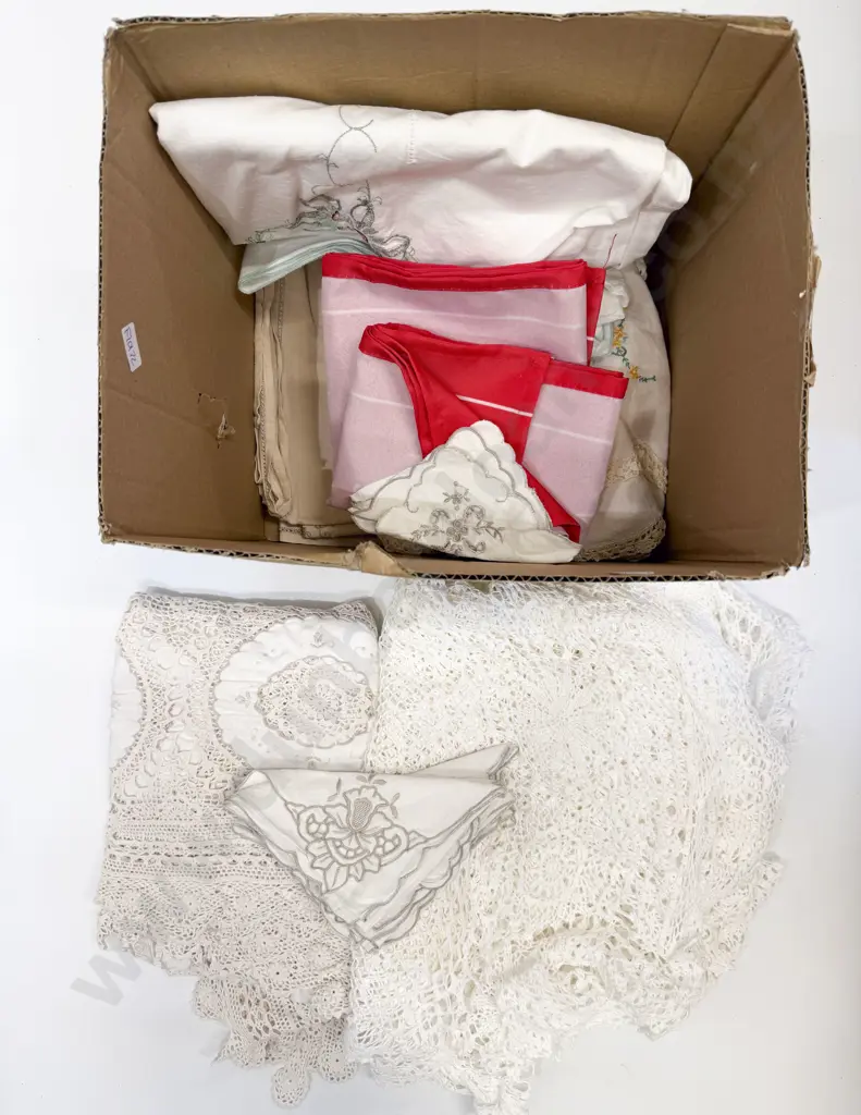 Quantity of Assorted Vintage Table Linen etc Image 1++