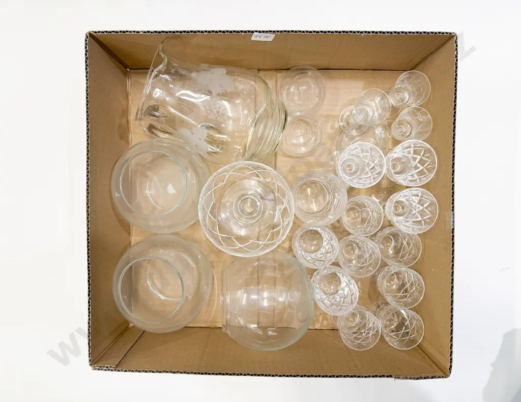 Box Quantity of Assorted Crystal & Glassware Image 1++