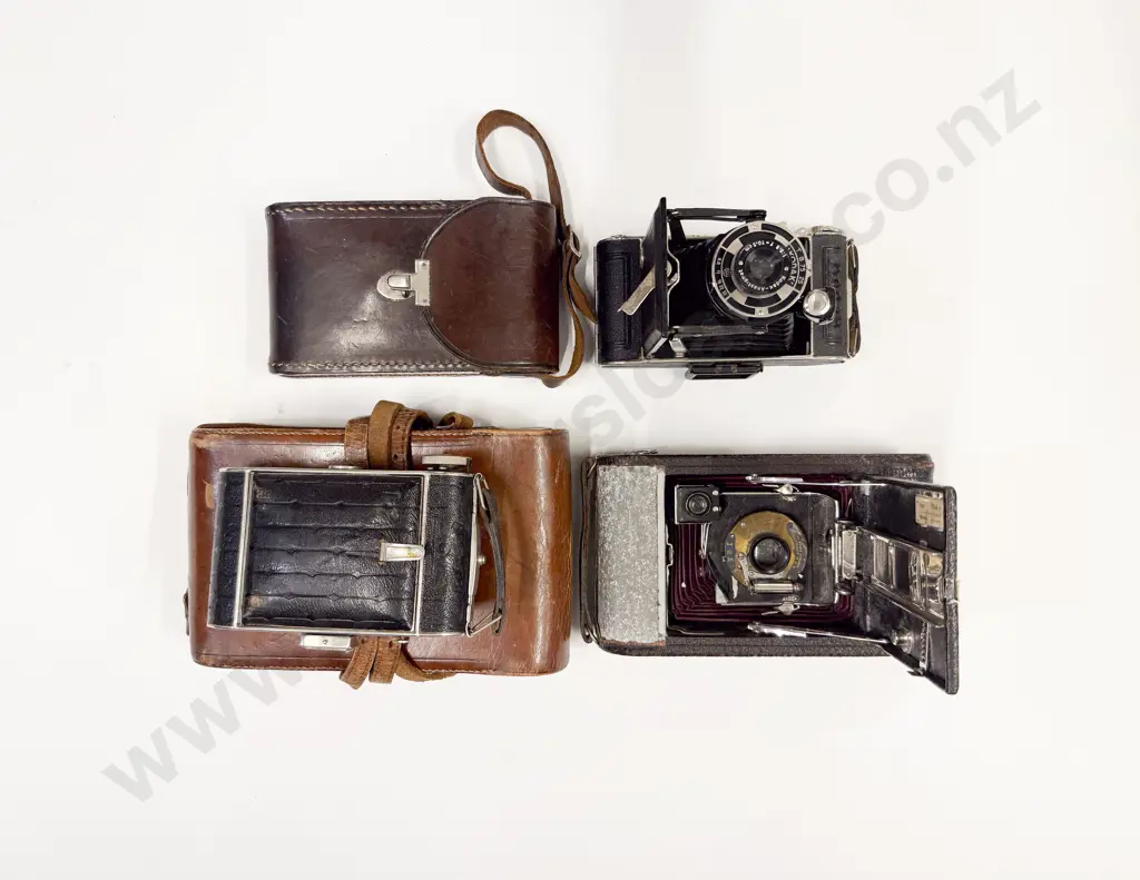 Quantity of Assorted Vintage Cameras Image 1++