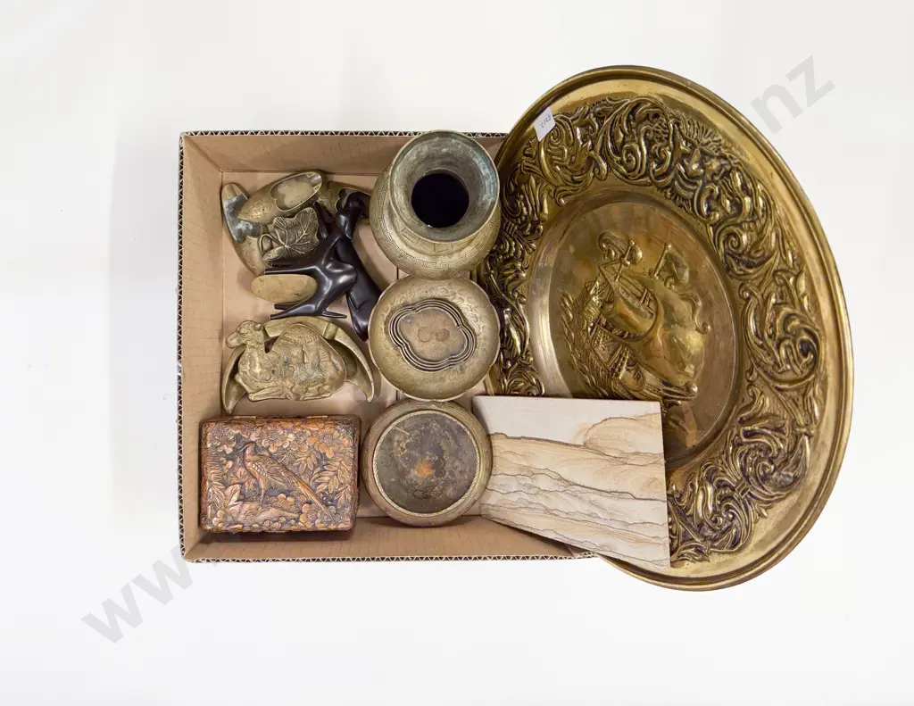 Box Quantity of Assorted Brass Ware etc Image 1++