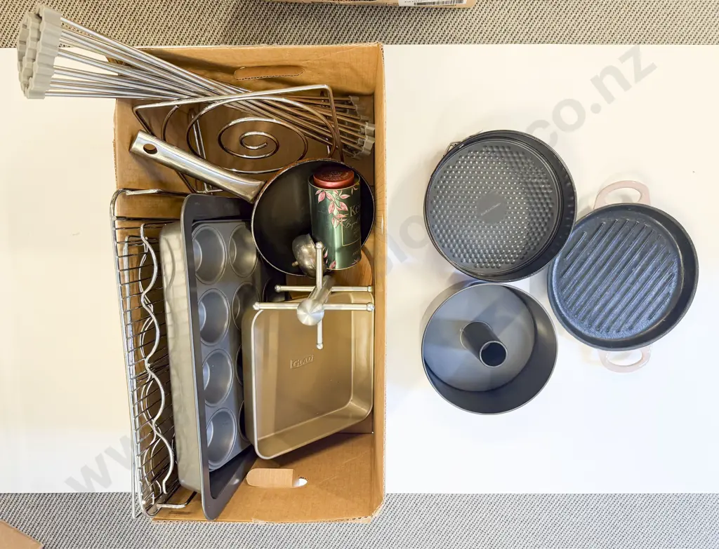 Box of Assorted Kitchenware Image 1++