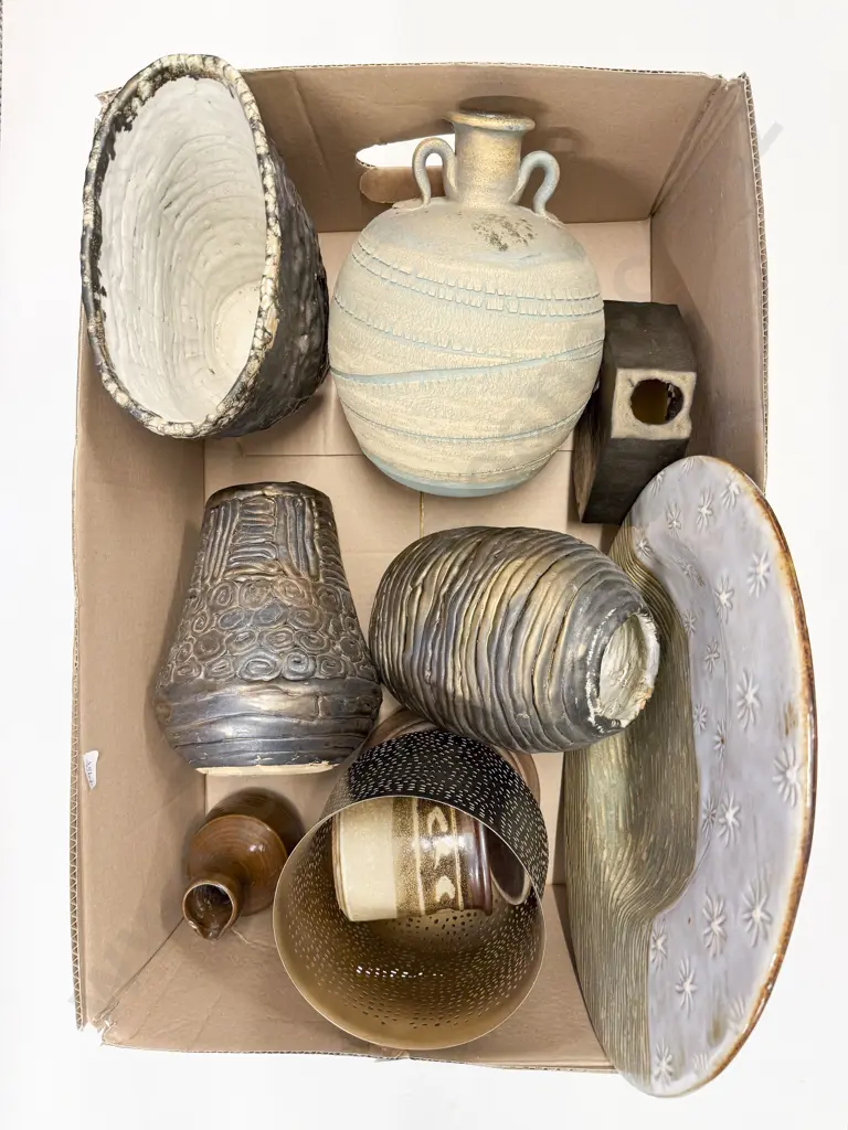 Box Quantity of Assorted Pottery Etc Image 1++