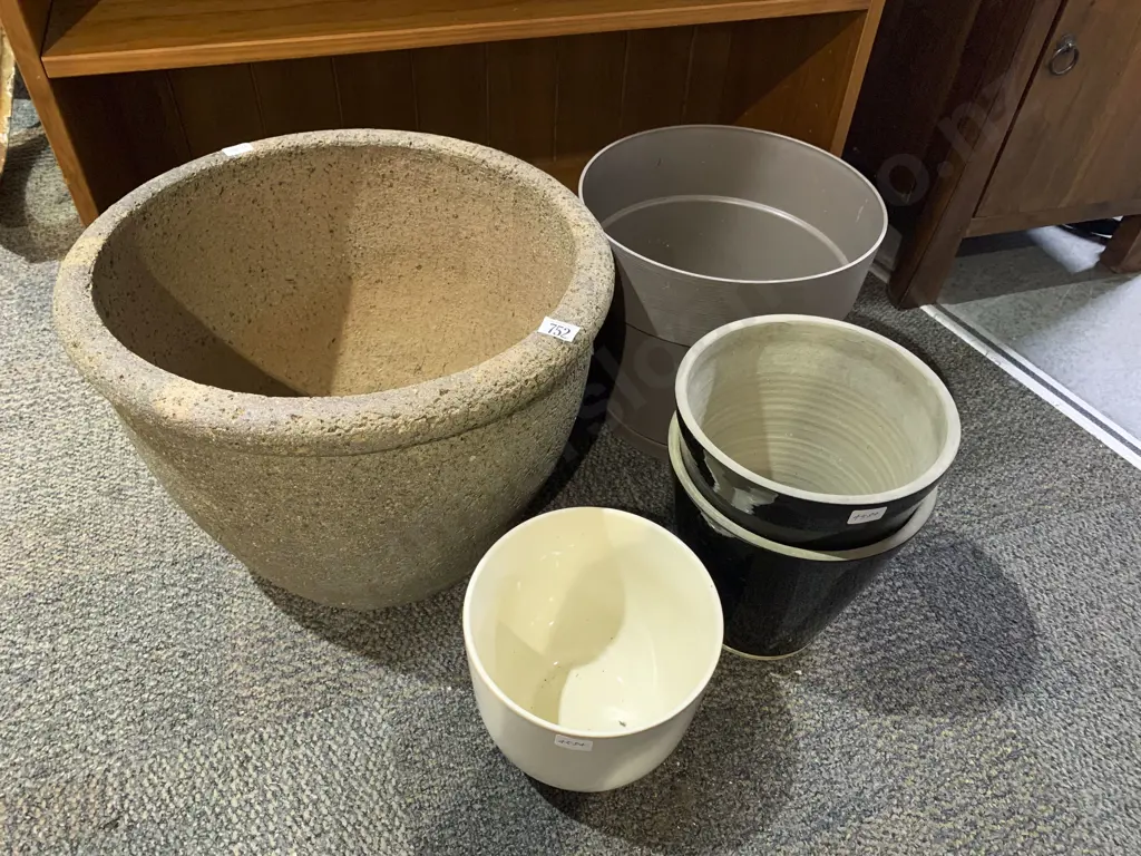 Quantity of Assorted Garden Pots Image 1++