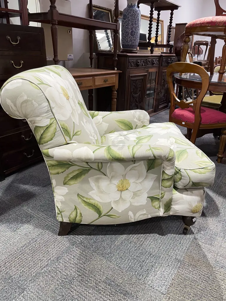 Modern Upholstered Lounge Chair Image 1++