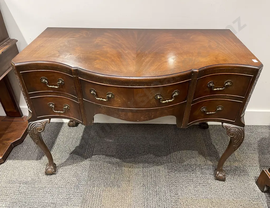 Geo III Style Mahogany Bow Front Dressing Table Image 1++