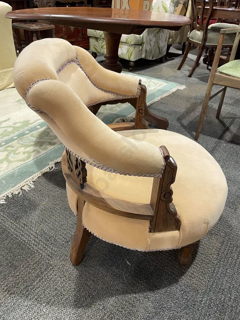 Late Vict. Walnut Tub Arm Chair Image 1++
